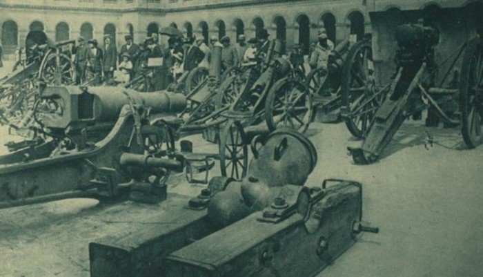 Трофейные немецкие гаубицы и траншейная артиллерия на показе в Париже. 