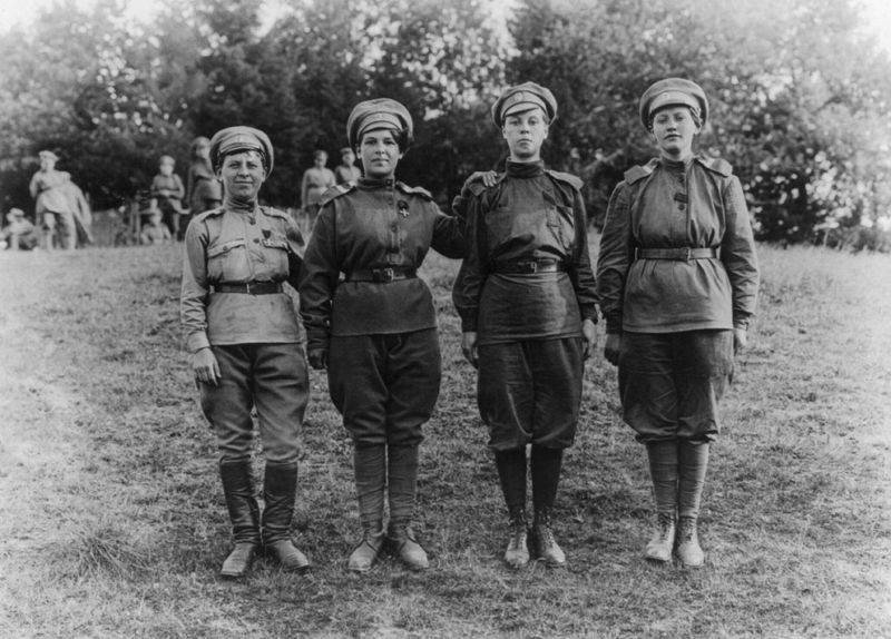  Девушки из российского женского батальона.