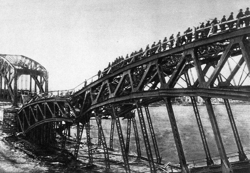 Железнодорожный мост недалеко от Риги, Латвии, разрушен русскими войсками. Немецкие инженеры построили переход для пехоты.