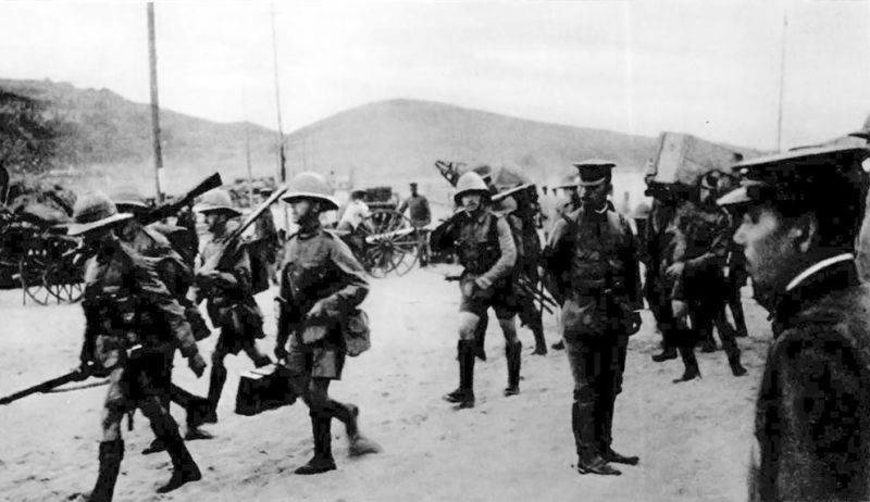 Британские десантные войска помогают японским войскам в захвате Циндао. 1914 год.
