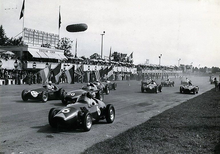 Гран-при Италии 1956 года стал единственной гонкой в истории, на которой пилот английской команды Connaught (на снимке машина #6) поднялся на подиум.