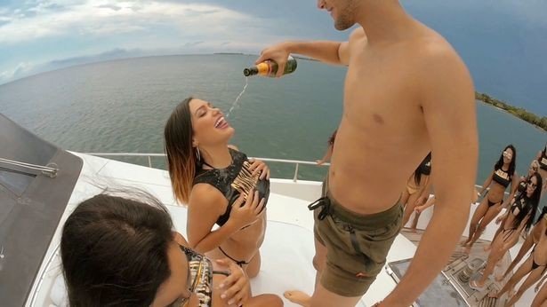 Море выпивки и разврата: в Колумбии предложили отдых с безлимитным сексом в компании 60 девушек