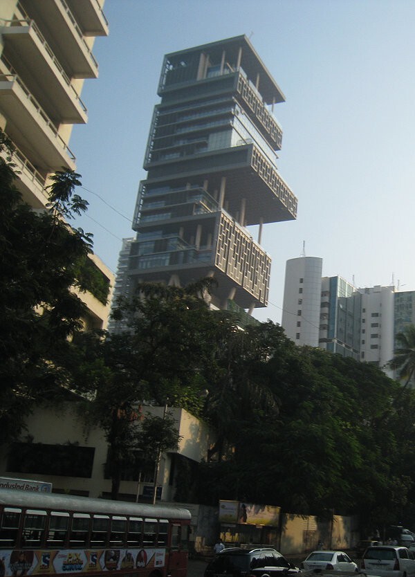 кстати, в Мумбае расположен и самый дорогой дом для одной семьи в мире - и это тоже небоскрёб