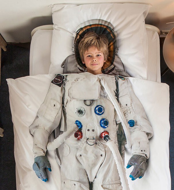 Ваш ребенок без пререканий будет ложиться в постель, если там он сможет почувствовать себя космонавтом