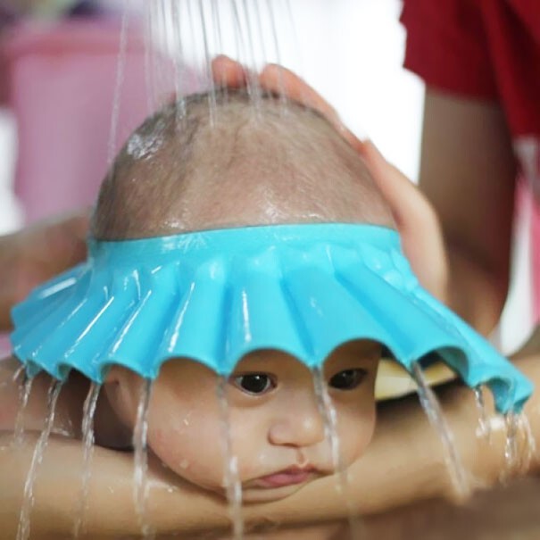 Если ребенок боится, что во время мытья вода попадет ему в глаза, используйте вот такую детскую шапочку-козырек