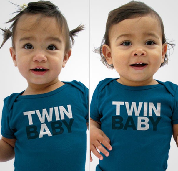 Используйте футболки с условными знаками, чтобы ващи друзья могли различать ваших близнецов. Да и вам это наверное тоже  не помешает