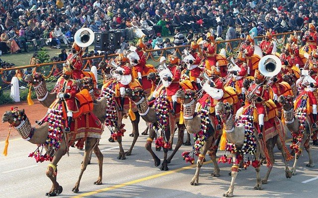 Военный оркестр пограничных войск Индии на параде в честь Дня Республики в Нью-Дели. 26 января 2004 года