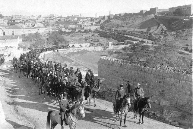 Подразделение арабской верблюжьей кавалерии под командованием османских офицеров выдвигается к фронту во время Первой мировой войны. Ближний Восток (возможно, Иерусалим), 1916 год
