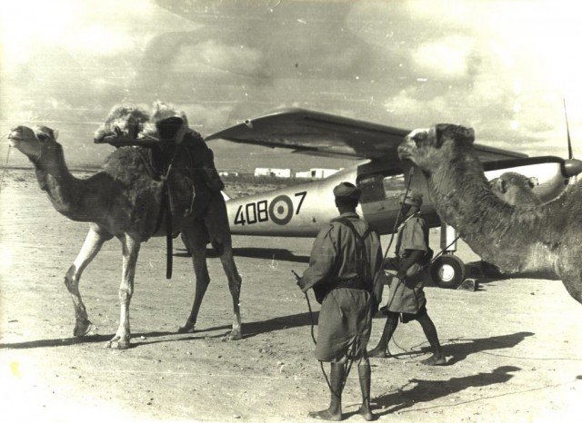 Верблюжьи кавалеристы вспомогательного туземного полка Тропас Номадас испанской армии. Испанская Сахара (современная Западная Сахара), 1970 год