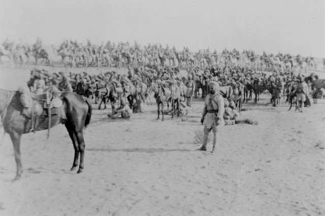 Майсурские и бенгальские уланы (конные, на переднем плане) и биканерские верблюжьи кавалеристы в Синайской пустыне во время Первой мировой войны. Египет, 1915 год