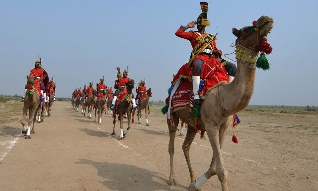 Военный оркестр пакистанских пустынных рейнджеров на верблюдах. Модж Гаркх, провинция Пенджаб, Пакистан, 2015 год