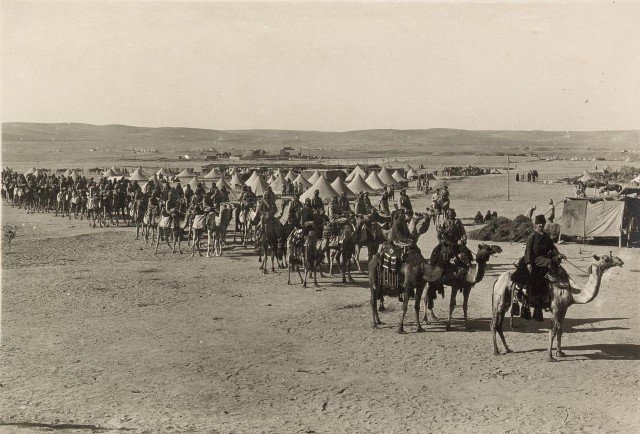 Арабская верблюжья кавалерия в составе османской армии. Беэр-Шева, Палестина, 1915 год