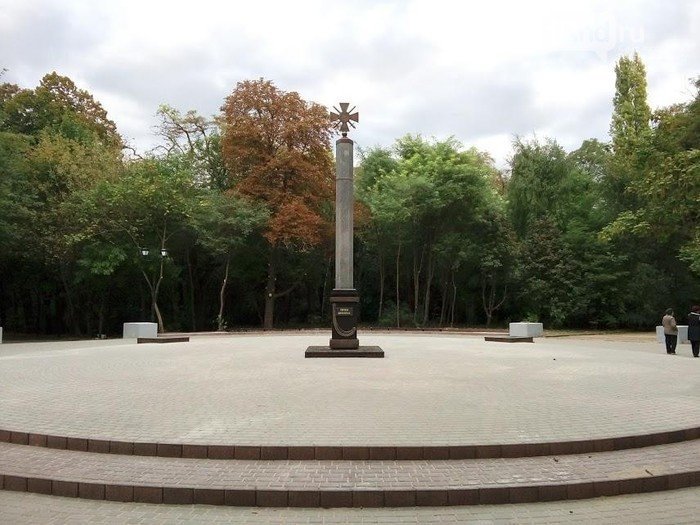 Семиметровый гранитный обелиск «героям Донбасса» установлен в Ростове-на-Дону