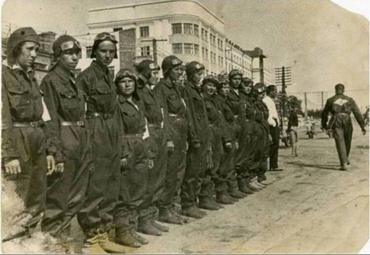 Участницы первого женского мотопробега «Ижевск-Москва» перед стартом. 1936 г.