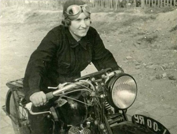 Брезгина М.Н. - участница первого женского мотопробега «Ижевск-Москва». 1936-1938 гг.