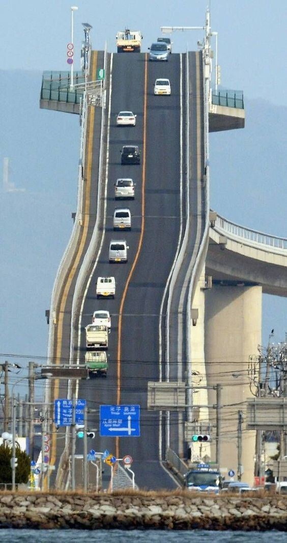 12. А это Eshima Ohashi Bridge, и это не иллюзия. Такой мост сконструирован для одной цели: чтобы суда могли проходить под ним без остановки движения транспорта 
