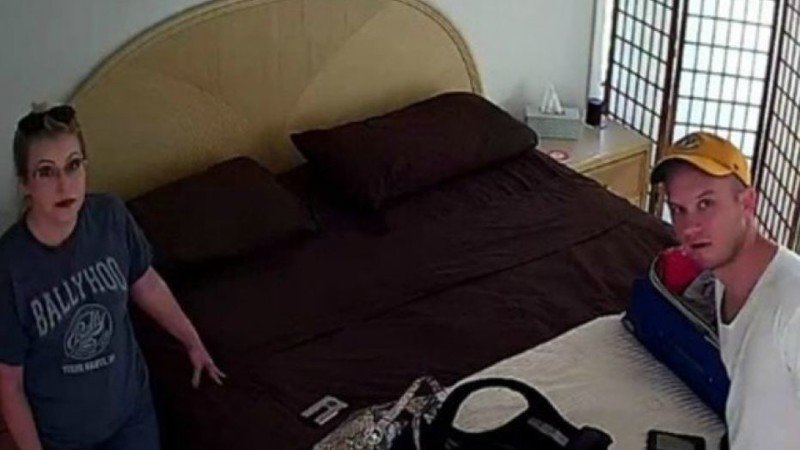 Пара была потрясена, обнаружив скрытую камеру в гостиничном номере
