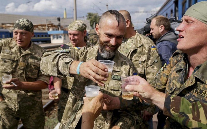 Офицера всу шокировали пьяные «АТОШНИКИ», терроризировавшие пассажирский поезд по дороге домой