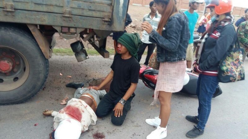 В Камбодже мужчина погиб врезавшись в грузовик