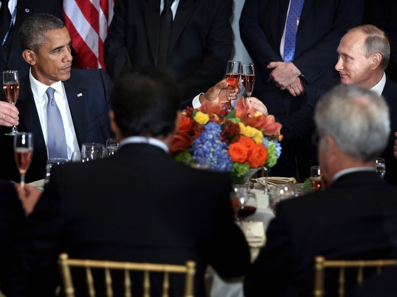 6. В рамках Генеральной Ассамблеи ООН Путин и экс-президент США Обама встретились за бокалом шампанского: по лицам сразу видно для кого встреча оказалась успешеной
