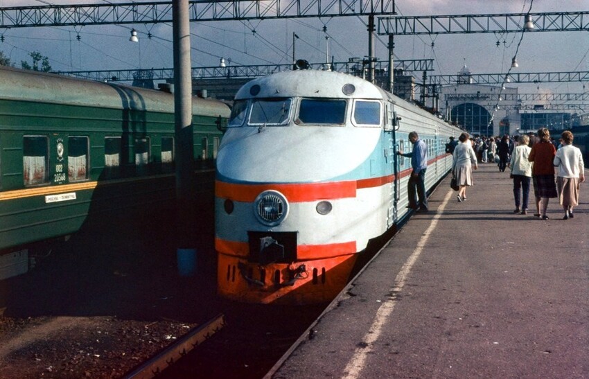 ЭР200 - советский скоростной электропоезд постоянного тока на Ленинградском вокзале в Москве, 1988 год