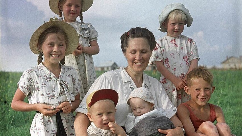 Весовщица совхоза "Краснодарский" Анна Андреевна Подгорбунских и ее дети, 1958 год