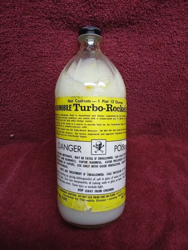 Жидкость Turbo Rocket Fluid продавалась в таких стеклянных бутылках. В зависимости от стиля езды, этого молочка хватало примерно на 200-2000 миль