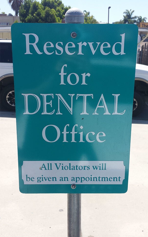 "Парковка для посетителей стоматологической клиники. Все нарушители будут записаны к стоматологу"