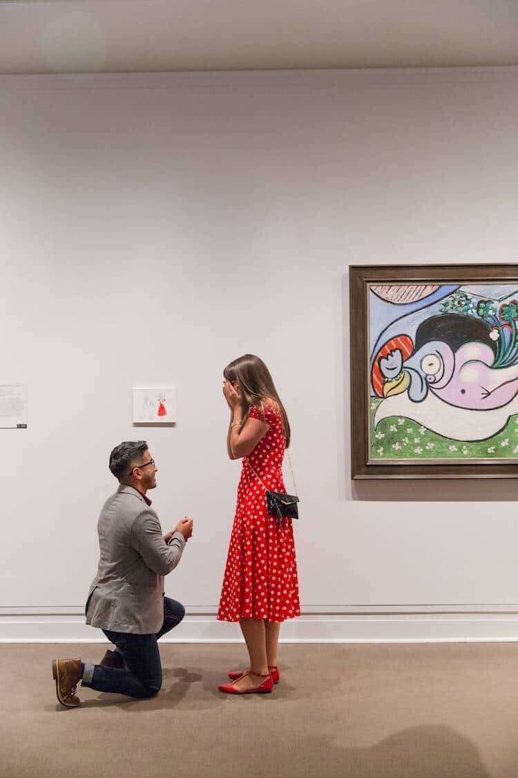 Парень сделал неожиданное и необычное предложение своей девушке прямо в художественном музее