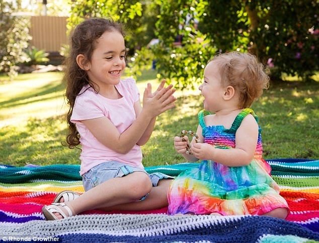 Рэйчел играет с 4-летней сестренкой