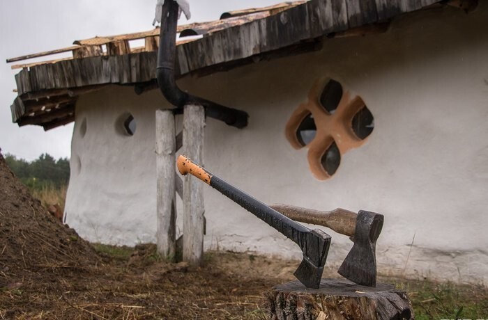 Парень из Беларуси построил эко-дом за сущие копейки
