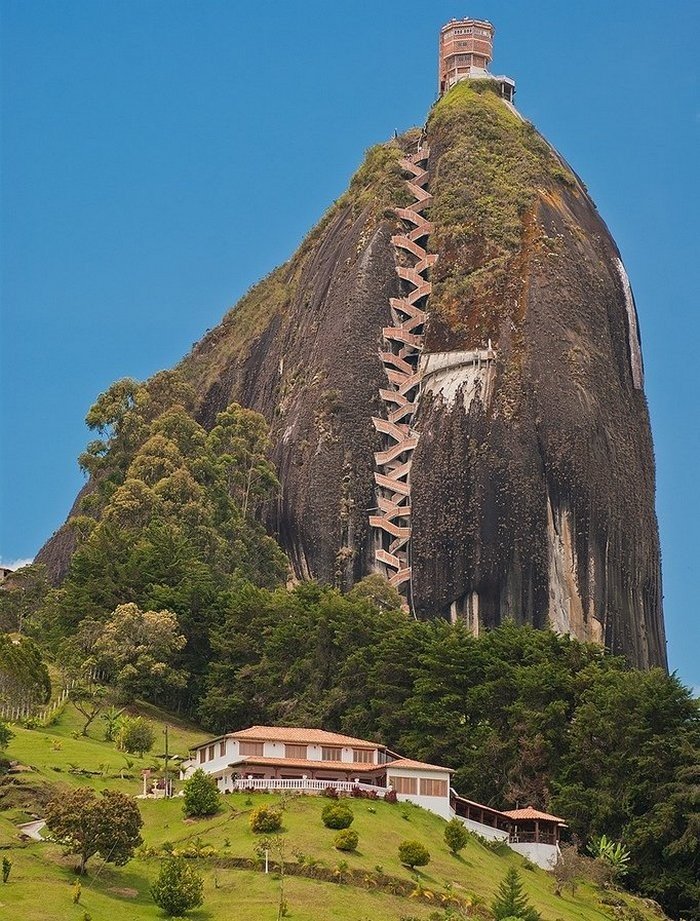 6. Скала Гватепе в Колумбии, ей поклонялись индейцы, считали ее божеством. Высота горы более 200 метров, а количество ступеней превышает 650 штук