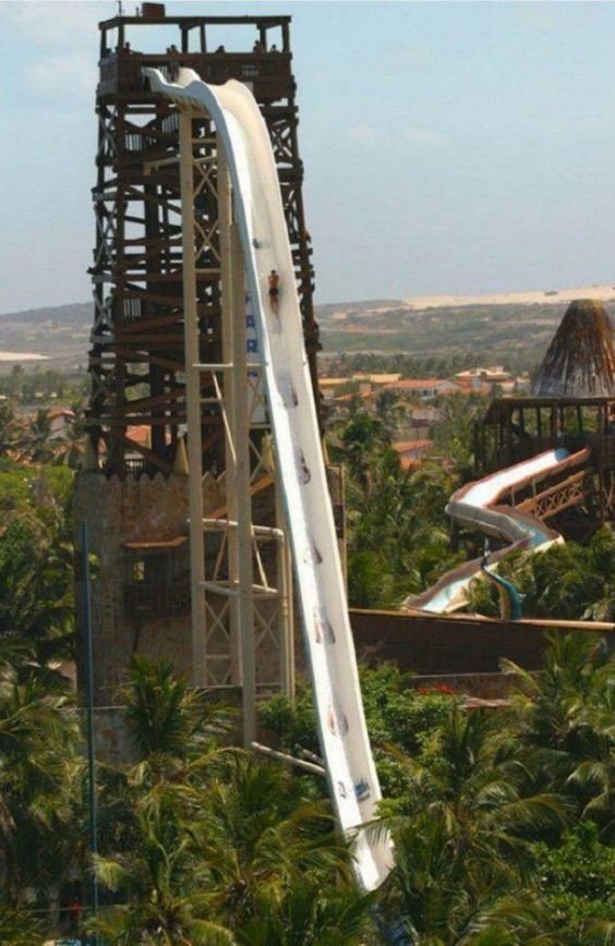 2. Самая высокая водная горка "Insano" расположена в аквапарке Beach Park, Бразилия