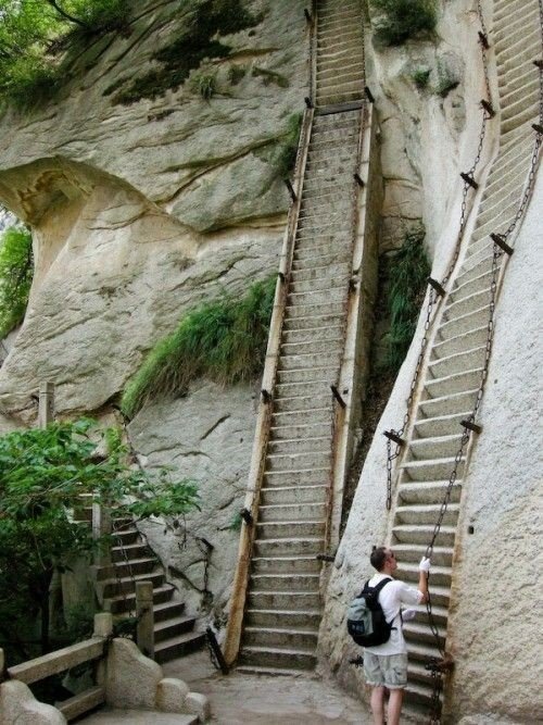 1. Hua Shan (Цветочная гора) - вертикальная лестница в Китае. Мало того, что ее высота составляет 2130 метров, так еще и забираться на нее нужно по цепям  
