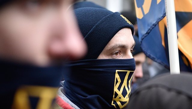Украинские националисты начали марш по центру Киева