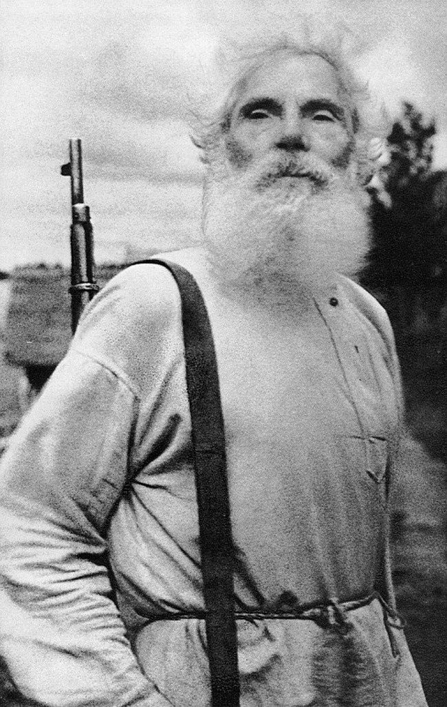 Портрет советского крестьянина с винтовкой. Авторское название фотографии: «Народный мститель».