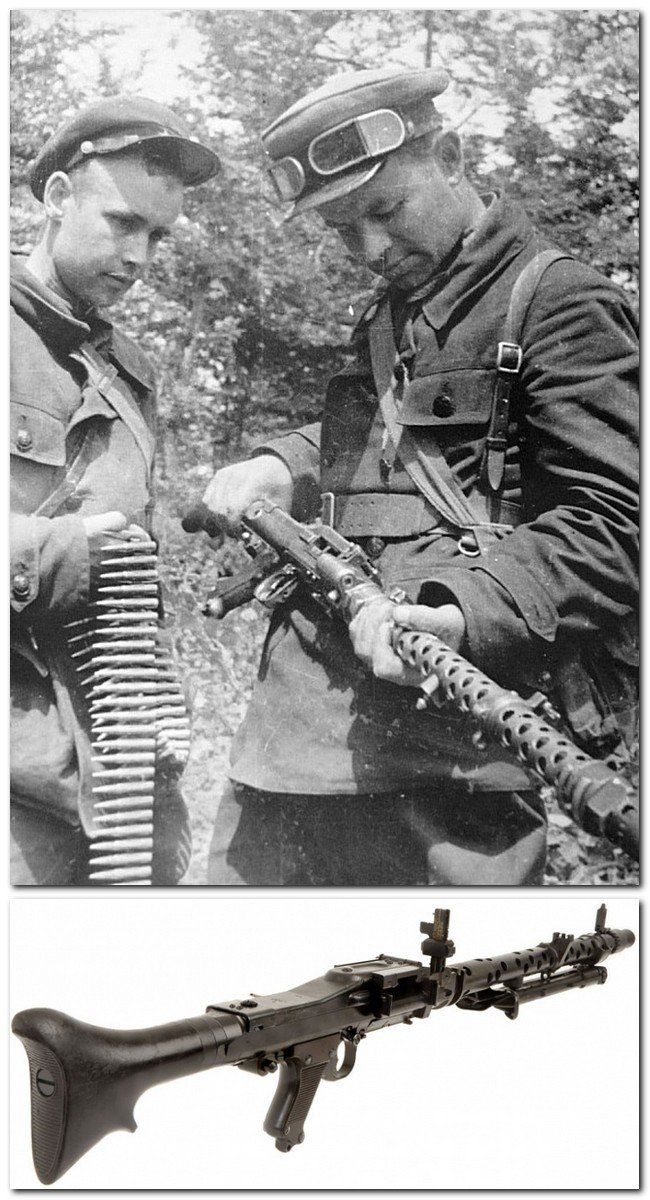 Два советских партизана осматривают трофейный немецкий пулемет MG-34.