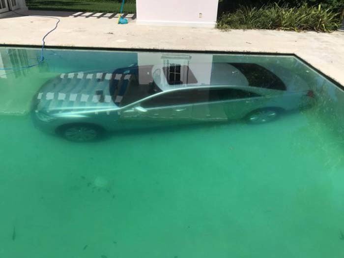 Женщина утопила в бассейне машину бывшего парня после того, как у них закончились отношения