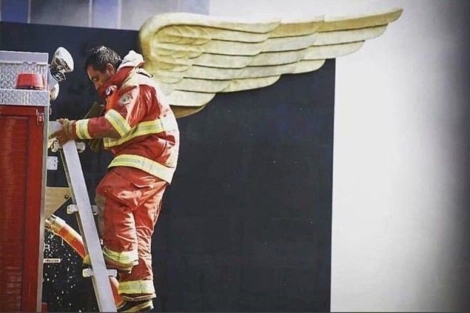 13. Пожарный во время землетрясения в Мексике