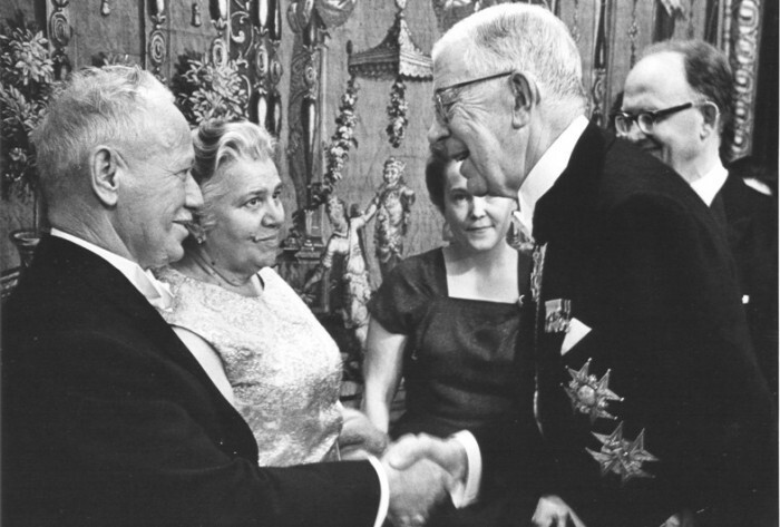 М.А. Шолохов и король Швеции Густав Адольф на церемонии вручения Нобелевской премии