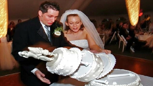 Свадебный торт они запомнят на всю жизнь!