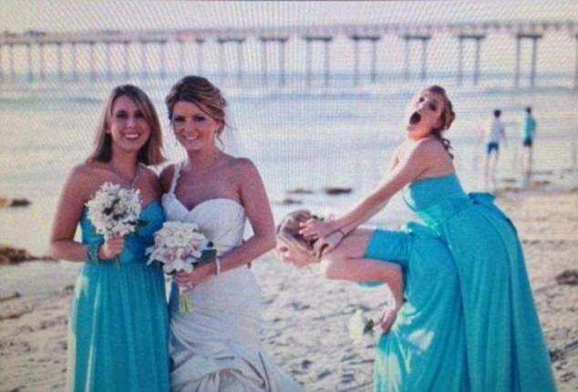 Подружки невесты решили оставить несмываемый след на свадебном фото