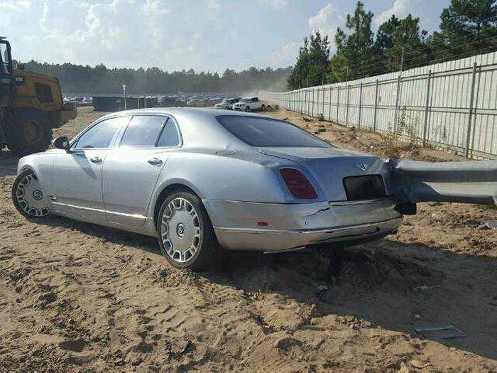 Bentley на шпажке - битый лимузин выставили на продажу