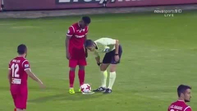 Футболист вытер ногу о судью (и забил гол) 