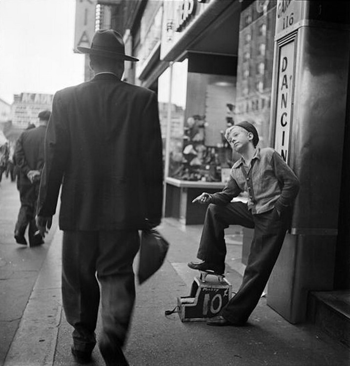 4. У Стэнли Кубрика есть целая тематическая фотосессия - "История маленького чистильщика", сделанная в 1947 году