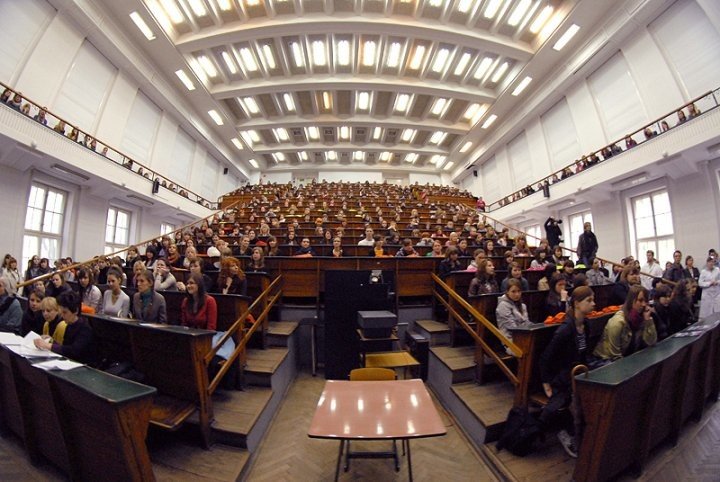 Как Доктору Варгас удалось заставить 500 студентов внимательно слушать лекции?