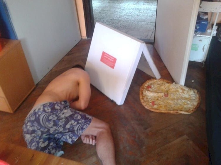 А этот уронил пиццу, не притронувшись к ней