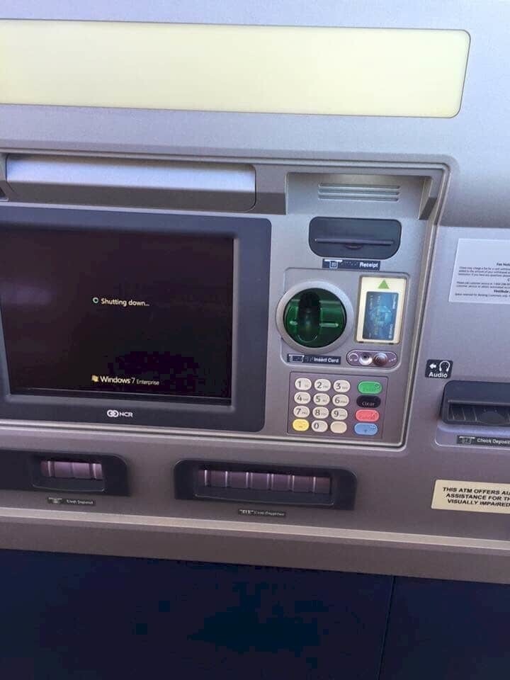 Парень ждал деньги из банкомата, а он неожиданно выключился