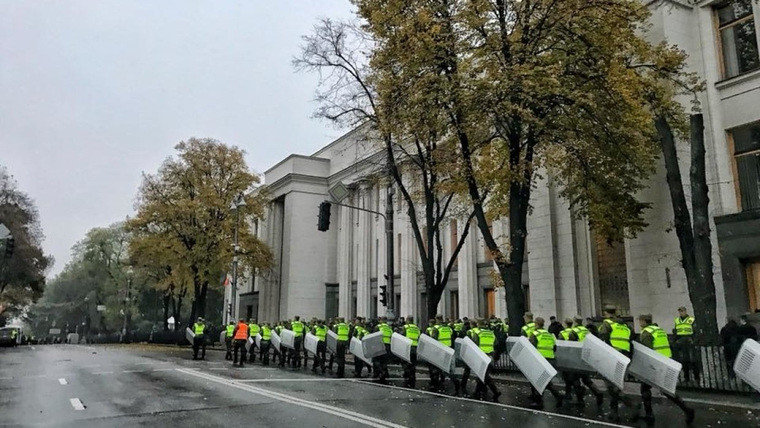 Полиция огородила здание Рады щитами из-за митинга Саакашвили в Киеве