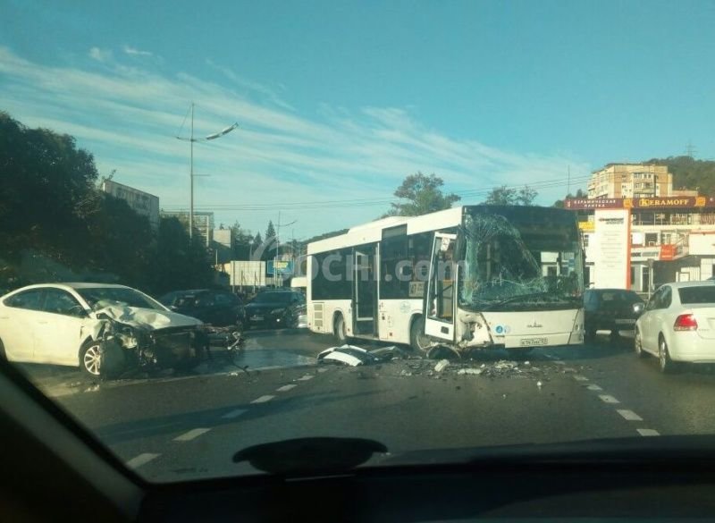Авария дня. ДТП с участием автобуса в Сочи